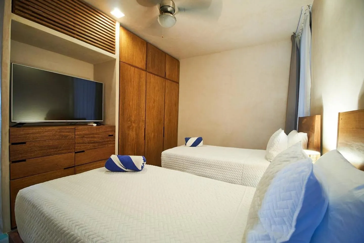 Downtown 4Br Home Beach At 200M 2 Apts In One Playa del Carmen Apartment